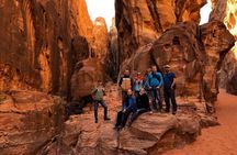 2 Day Wadi Rum Tour: Traditional Dinner and Starlit Cave Camp