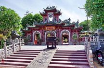 Hoi An City by night and release paper latern on Hoài river