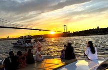 Bosphorus Sunset Yacht Cruise with Snacks and Live Guide