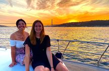 Bosphorus Sunset Yacht Cruise with Snacks and Live Guide