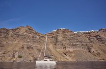 Santorini Oia: Caldera Luxury Sunset Cruise with BBQ & Drinks