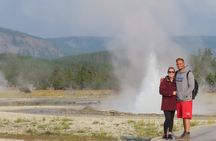 6-Mile Geyser Hiking Tour in Yellowstone with Lunch