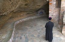 Athens: Meteora Monasteries and Hermit Caves Day Tour with Lunch