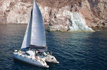 Santorini: Premium Small-Group Catamaran Cruise with Food/Drinks