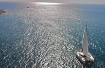 Santorini: Standard Small-Group Catamaran Cruise with Food/Drinks