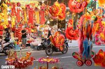 Hanoi After Dark Vespa Food Tour 4 hrs
