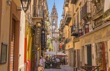 Walking in the historic center of Palermo and its markets
