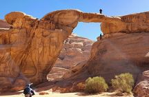 Wadi Rum 2-Day Jeep Tour with Meals and Overnight in Bedouin Camp
