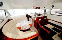Luxury Shared Yacht Tour in Dubai Marina with Food