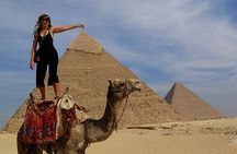 Tour of the Pyramids, Egyptian Museum and Bazaar with lunch