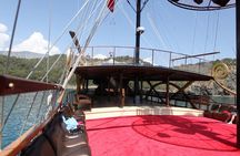 6-Hour Kemer Pirate Boat Tour with Open-Buffet Lunch from Antalya