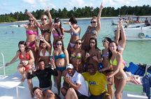 Bavaro Catamaran: Sail, Snorkel & Party with Drinks and Snacks