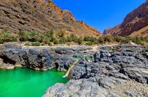 Wadi Al Arbeieen Sinkhole & Fins Beach Expedition