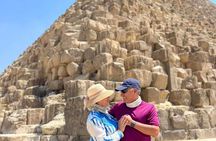 Private Day Tour to Pyramids of Giza & Egyptian Museum with Lunch