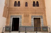 Alhambra and Nasrid Palaces Guided Tour with Tickets