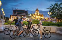 Bangkok: Night Bike Tour with Temples & Flower Market Visit