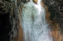 La Leona Waterfall Adventure Guided Hike with Lunch 