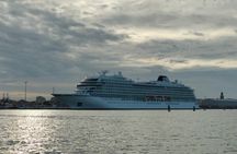Chioggia: Canals boat tour and take picture of cruise ship