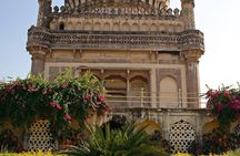 Half Day Tour in Golconda Fort and Qutub Shahi Tombs