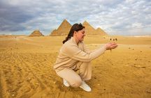 Cairo: Pyramids, Sphinx, Museum & Bazaar Tour with Female Guide