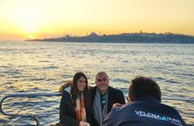 Istanbul Bosphorus Sunset Luxury Yacht Cruise with Snacks