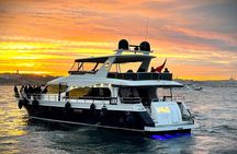 Istanbul Bosphorus Sunset Luxury Yacht Cruise with Snacks