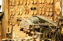 Private Tour to Zaanse Schans Windmills Cheese Farm and Volendam