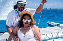 Deluxe Catamaran to Isla Mujeres with Open National Bar in Cancún