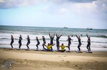 Beginner group surf lesson