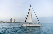 Barcelona: 1 hour sailing experience with drinks and snacks