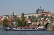Prague: Sightseeing Boat Cruise with Buffet Dinner