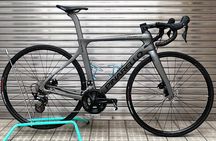 English/Italian guided cycling tour in Tokyo(with a rental bike)