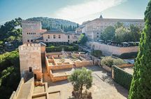 Granada: Alhambra & Nasrid Palaces Guided Tour in Small Groups