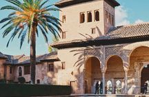 Granada: Alhambra & Nasrid Palaces Guided Tour in Small Groups