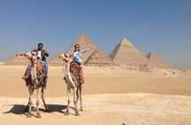 Private Guided Tour: Pyramids, Museum & Khan with Lunch & Drinks
