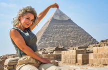 Private Guided Tour: Pyramids, Museum & Khan with Lunch & Drinks