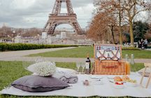 Paris Picnic experience in front of the Eiffel Tower