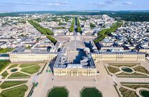 Fly around Paris with a local pilot 