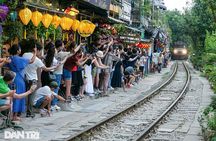 Hanoi Walking Street Food Tour with Train Street