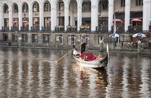 Hamburg: Public ride with an original Venetian gondola