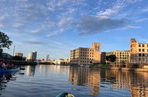 Small Group Kayak Tour of Skyline in Milwaukee 