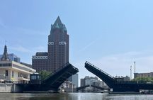 Small Group Kayak Tour of Skyline in Milwaukee 