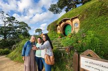  Hobbiton and Waitomo Caves Small Tour from Auckland