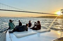 Bosphorus Sunset Yacht Tour with Guide and Snacks