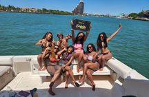 50ft Luxury Yacht Tour in Miami Beach Captain, Champagne & Party!