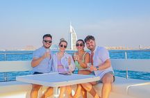Dubai Waves & Dunes: Luxury Yacht Cruise with Red Dunes Safari