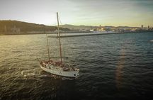 Barcelona: Skyline sailing tour with music and drink