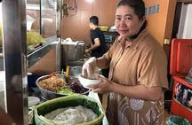 Phnom Penh Night Tuk Tuk Adventure and Local Food Tasting Tour