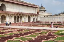 Taj Mahal Tour by Gatimaan Train with 5-Star Lunch & Tickets