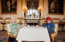 Changing of the Guard & Royal Food Tour with 10+ Tastings